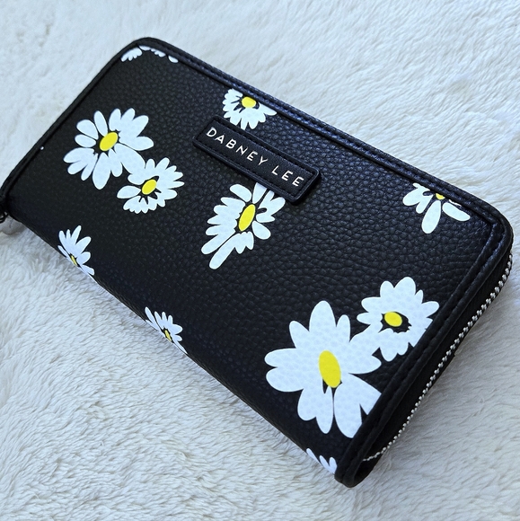 ✨️HP✨️ Dabney Lee Black🖤 Wallet with Daisies🌼 - NWT - Picture 4 of 16
